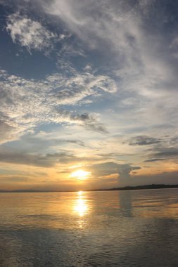 Kayaların, gökyüzünün, deniz suyunun ve gün batımında sahilin resimleri.