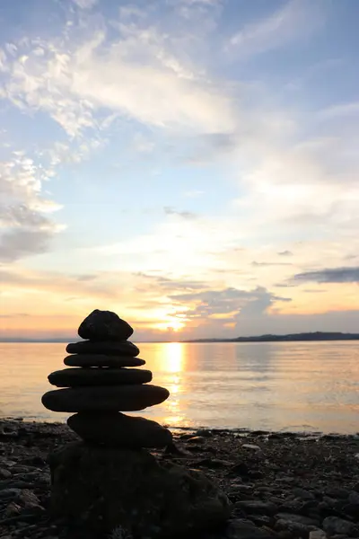 Kayaların, gökyüzünün, deniz suyunun ve gün batımında sahilin resimleri.