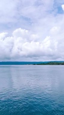 Güzel sahil manzarası, deniz suyu, bulutlar, gün batımında gökyüzü.