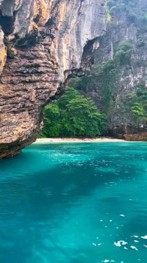 Gün batımında ağaçların, göllerin, nehirlerin, dağların, bulutların, dağların güzel manzarasının videosu.