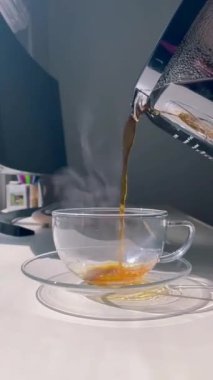 Gün batımında güzel bir ormanda bir fincan kahvenin görüntüsü.