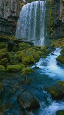 Gün batımında ağaçların, göllerin, nehirlerin, dağların, bulutların, dağların güzel manzarasının videosu.