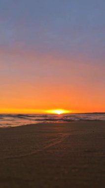 Güzel sahil manzarası, deniz suyu, bulutlar, gün batımında gökyüzü.
