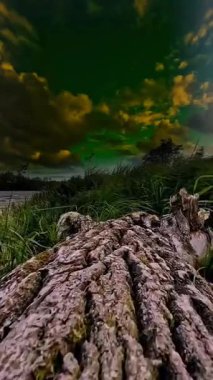 Gün batımında ağaçların, göllerin, nehirlerin, dağların, bulutların, dağların güzel manzarasının videosu.