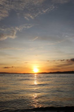 Öğleden sonra güzel bulutlu ve gökyüzü manzaralı gün batımı görüntüsü
