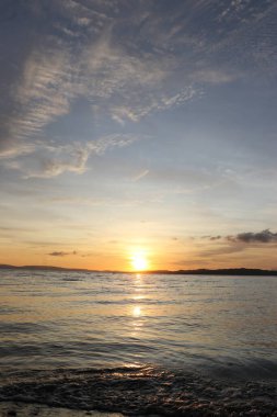 Öğleden sonra güzel bulutlu ve gökyüzü manzaralı gün batımı görüntüsü