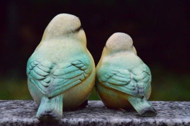 Bir mezar taşında iki kuş figürü