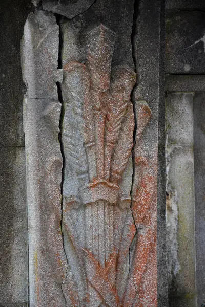 Kırık ama güzel taş duvar