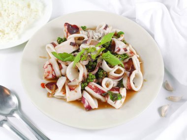 Asya yemeği, Fesleğenli Kızarmış Kalamar beyaz tabakta.