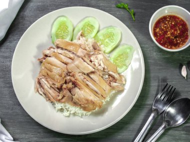 Üzerine tavuk buğulama pirinç. Zencefil soslu servis.