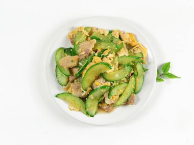 Kızarmış salatalık ve istiridye soslu yumurta, Tayland yemeği tarifi..