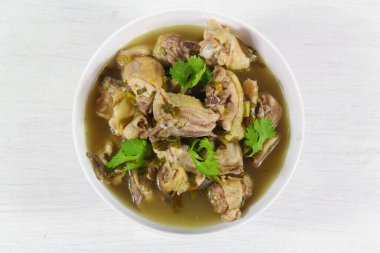 Galangal soslu ev yapımı tavuk çorbası, beyaz kasede limon otu..