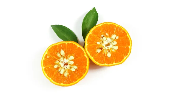Świeże Dojrzałe Owoce Pomarańczy Zielonymi Liśćmi Wyizolowanymi Białym Tle — Zdjęcie stockowe