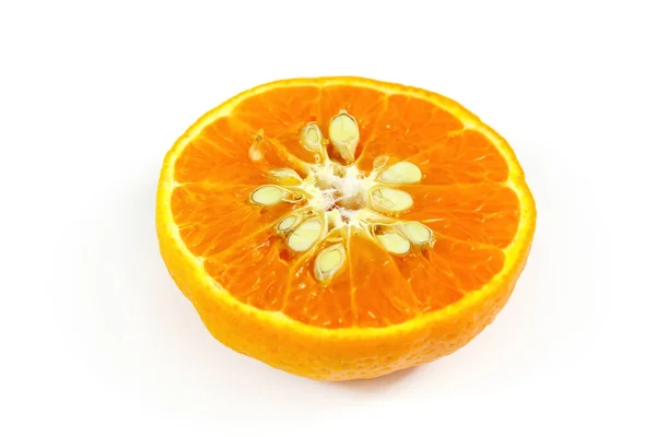 Świeże Dojrzałe Owoce Pomarańczy Zielonymi Liśćmi Wyizolowanymi Białym Tle — Zdjęcie stockowe