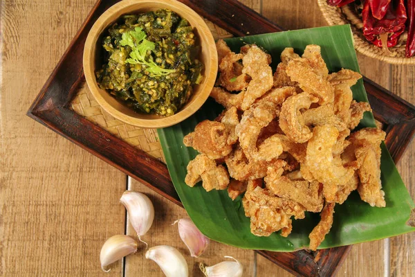 自制脆猪皮与绿色辣椒酱 泰国北部的当地食物 — 图库照片