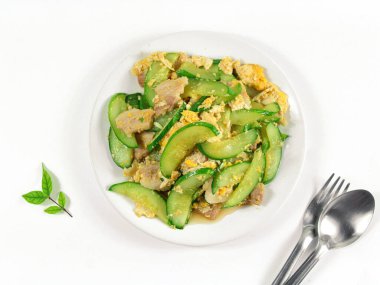 Kızarmış salatalık ve istiridye soslu yumurta, Tayland yemeği tarifi..