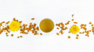 Kasımpatı çayı ve kasımpatı çiçeği. İçki için sağlıklı bir içecek. Bitkiler ve tıbbi konsept.