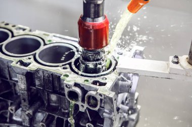 Motor silindir duvarlarının pürüzünü azaltmak için CNC makinesinin çalışması, kapatın. Bilgisayar Sayısal Kontrol Makinesinde araba detaylarından oluşan elmas sıkıcı.