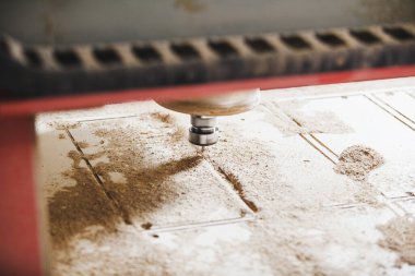 Cnc makinesi çalışıyor, odun kesiyor. Ahşap endüstrisi. Bilgisayar sayısal kontrollü aygıt, çeşitli yönlendirici bitleri.