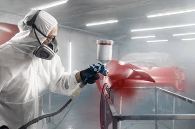 Profesyonel işçiye ait araba boyası, araba boyama prosedürü, vücut boyama garajı. Boya odasındaki kaporta tamiri.