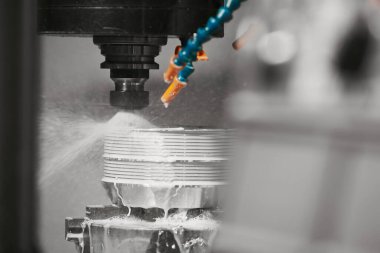 CNC değirmen makinesi alüminyum otomotiv kısmını soğutucu sıvıyla kesiyor, kapat. Hi-Technology üretim süreci.