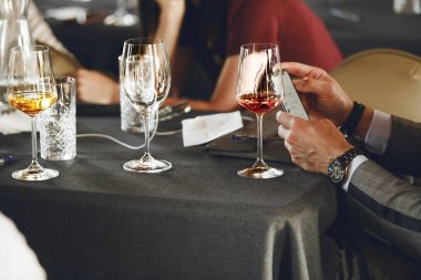 Sommelier Okulu. Profesyonel şarap garsonları eğitimlidir. Şarap yapma kursları, şarap tatma. Sommelier Derneği, alkollü içecekler degukasyonu. 