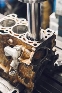 Motor skorunun onarımı ve kaldırılması. Pistonun altında, motor kolları üzerinde Bilgisayar Sayısal Kontrollü makine kullanarak servis sıkıcılığı. Motor silindiri cnc makinesinde sıkıcıdır. Onarım ve tasfiye