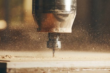 CNC değirmen makinesi. Ahşap fabrikasında sondaj makineleri olan bir makine. Bilgisayar sayısal denetimi.