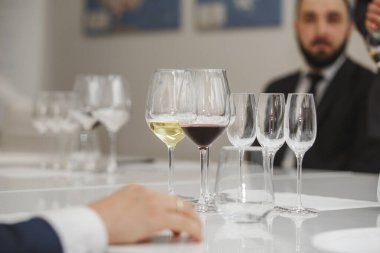 Şarap kadehlerinin planı masada, alkollü içeceklerin tadına bakmak için hazırlanıyor. Acemi şarap garsonları için şarap fıçısına hazırlık. Şarap okulu, şarap yapma dersi. Sommelier kursları