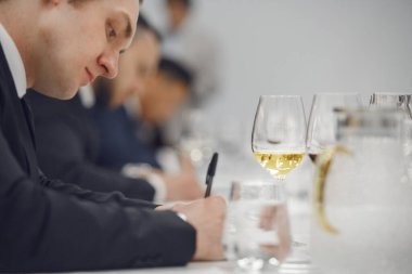 Sommelier degustate şarabı. Restoran personeli eğitimi, alkol listesi eğitimi. Şarap imalatında profesyonel sertifika almak için şarap garsonluğu sınavı.