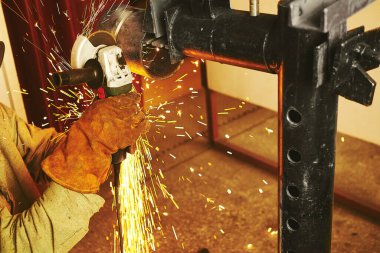 Çeliği işçilerin kesmesi için çeliği makineyle kesmenin yatay yakın çekimi. Sanayi görüntüsü.