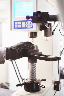 Laboratuvarda zor test edilir, metalin gücünü ölçer. Bilgisayarlı endüstri.