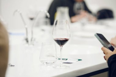 Masada berrak bardakta kırmızı şarap, şarap garsonluğu. Profesyonel iş sertifikası sınavı. Şarap okulu, konferans..