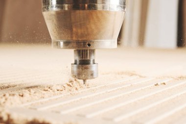CNC değirmen makinesi. Ahşap fabrikasında sondaj makineleri olan bir makine. Bilgisayar sayısal denetimi.