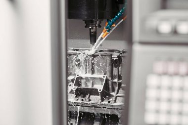 CNC torna, metal çubuk sondaj torbasını delme aracı ve matkap merkezi kullanarak. Parçaların kesiminin yüksek teknolojili işlemesi.