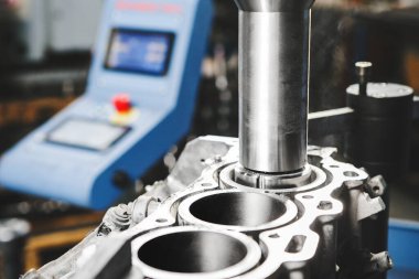 Motor skorunun onarımı ve kaldırılması. Pistonun altında, motor kolları üzerinde Bilgisayar Sayısal Kontrollü makine kullanarak servis sıkıcılığı. Motor silindiri cnc makinesinde sıkıcıdır. Onarım ve tasfiye