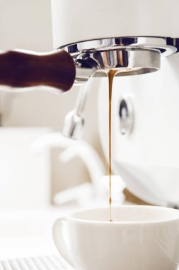 Dipsiz iskele filtresiyle Espresso çıkarımı, yaklaşın. Dipsiz Espresso shot, İtalya, Kahve