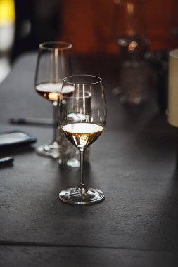 Şarap tatma hazırlığı. İsimsiz bardaklarda çeşitli beyaz ve kırmızı şaraplar. Kör degulasyon. Sommelier okulu, şarap garsonu eğitimi. 