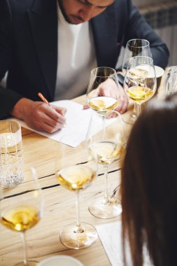 Sommelier degustate şarabı. Restoran personeli eğitimi, alkol listesi eğitimi. Şarap imalatında profesyonel sertifika almak için şarap garsonluğu sınavı. 