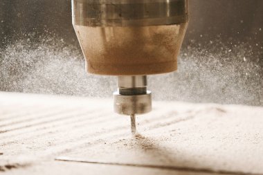 Sayısal kontrol ile yakın çekim makine ahşabı keser. Cnc aracı. Ahşap endüstrisi.