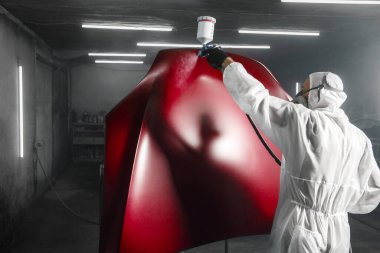 Profesyonel işçiye ait araba boyası, araba boyama prosedürü, vücut boyama garajı. Boya odasındaki kaporta tamiri.