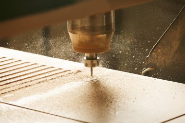 Sayısal kontrol ile yakın çekim makine ahşabı keser. Cnc aracı. Ahşap endüstrisi.