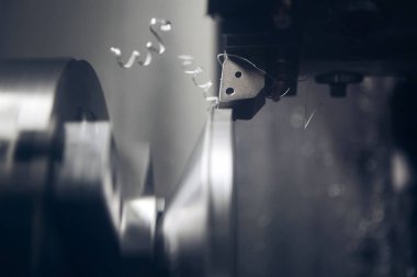 Tabanca başlı sayısal olarak kontrol edilen makine metal bir elementi öğütüyor. Dönme ve değirmen makinelerini metal bir şaftta kesme oluğu. CNC 'deki parçaların yüksek teknoloji üretim süreci