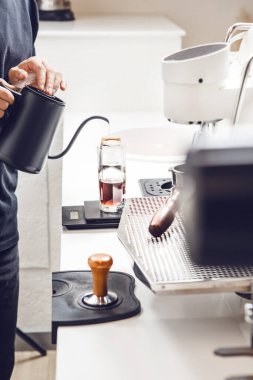 Barista, su damlası metoduyla kahve hazırlar. Su bardaktan şeffaf bardağa dikkatle dökülür. İçme teknikleri gösterilir. Alternatif metodun yürüyüş versiyonu