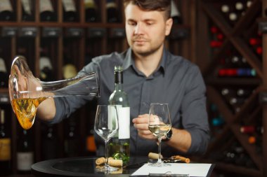 Bu dik açı, degüstasyon işlem aşamaları, dostum şişe ile kiler holding şeffaf cam içine beyaz şarap içecek özel karıştırma kabı üzerinden daha önce dökme sommelier decants