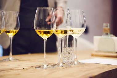 Zarif şarap kadehleri ve masada farklı beyaz ve köpüklü şaraplar tatma hazırlıkları sırasında. Sommelier okulu, profesyonel sertifika, şarap yapma derneği. Biçim ve