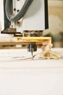 CNC değirmen makinesi. Ahşap fabrikasında sondaj makineleri olan bir makine. Bilgisayar sayısal denetimi.