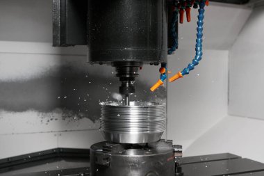 CNC fabrikası. Sayısal olarak kontrol edilen metal işleme makinesi yüksek hassasiyetli parçalar üretir. Metal kesme, modern teknoloji..
