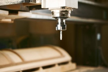 Ahşap fabrikasında, cnc makineli bir makine. Bilgisayar sayısal kontrolü. Ahşap endüstrisi.