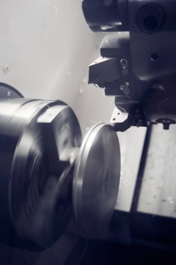 Dönme ve değirmen makinelerini metal bir şaftta kesme oluğu. CNC torna tezgahında yüksek teknoloji ürünü parçalar üretiliyor. Endüstriyel modern teknolojiler.